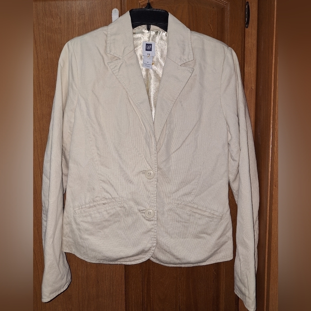 A Gap cream color ladies Blazer in a size 8. Office, business, work wear.